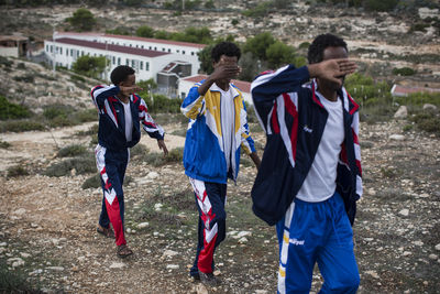 Trois jeunes migrants originaires d'Erythrée, rescapés du naufrage du 3 octobre au large de la petite île italienne, ne veulent pas être reconnus : ils ne souhaitent pas demander l'asile aux autorités italiennes, l'Italie n'est pas leur destination finale.Crédits : Olivier Jobard / MYOP pour Le Monde